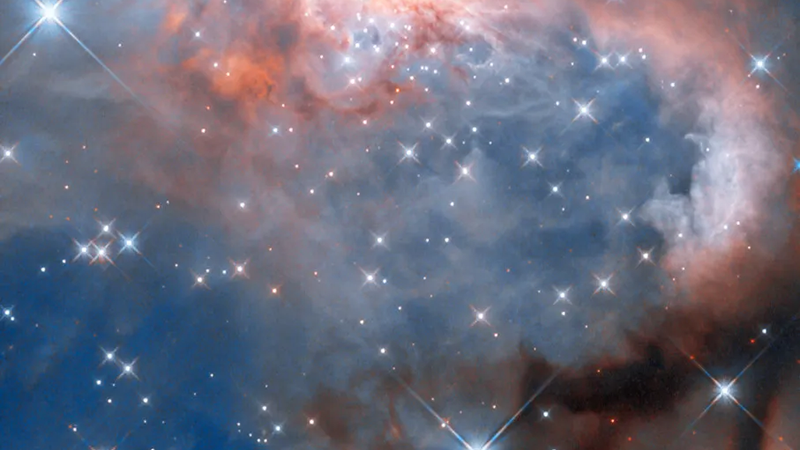 Hubble erfasst die Umwandlung eines Nebels in junge Sterne